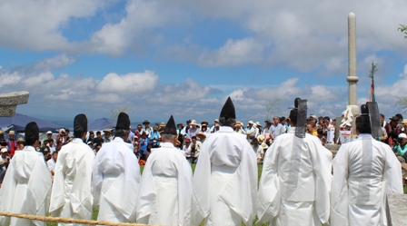 山頂の祭始まりの様子