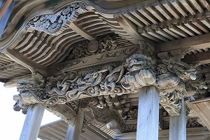 神崎神社の本殿の彫刻