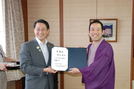 （写真）桂まん我さんに知事から委嘱状が交付されました。