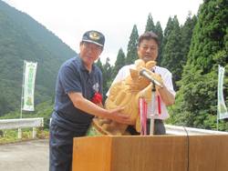 日南町から日野町へバトン引き渡し