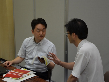 白石委員を交えての議論の様子の写真。