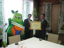 知事から会長へ感謝状贈呈