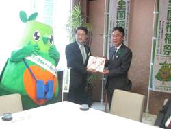森下会長から知事へ贈呈
