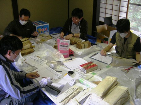 文書調査をする東京大学経済学部資料室スタッフの写真