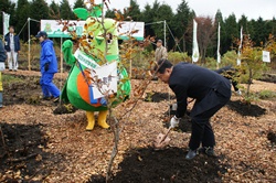 山根日野総合事務所長による代表植樹