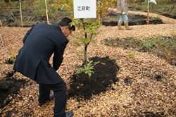 竹内江府町長による代表植樹