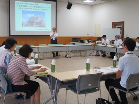 第2回部会における田中公文書館長あいさつの様子の写真