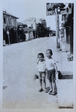 幼少期の岩佐委員（向かって右側）の写真