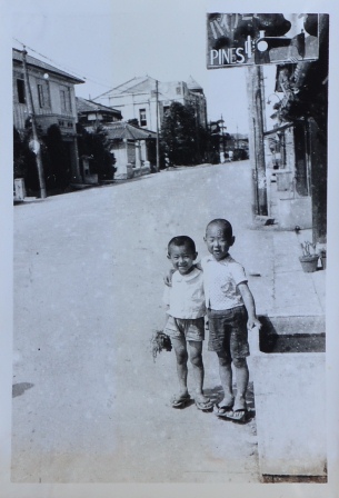 幼少期の岩佐委員(向かって右側)の写真