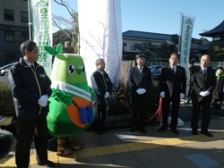 看板除幕前の参列者の様子