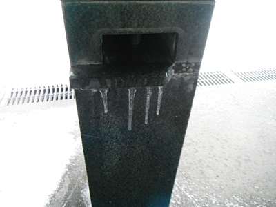 足洗い場の氷