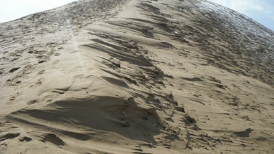 風で砂がえぐれた様子
