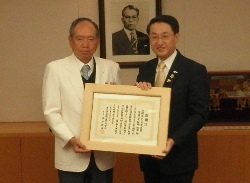 知事から飯島代表取締役社長へ感謝状贈呈