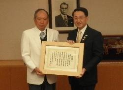 知事から飯島代表取締役社長へ感謝状贈呈