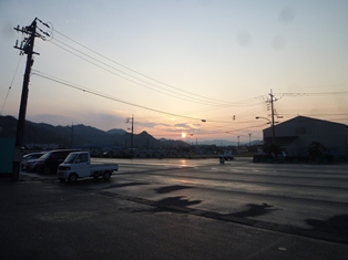 朝日が昇る