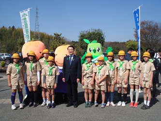 平井知事、みどりの少年団とキャラクター達との集合写真