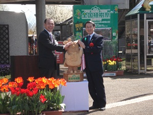 トッキーノをなでなでする平井知事と陶山副町長