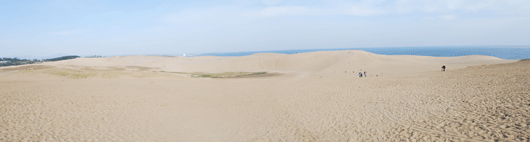 「馬の背」の風景－朝早くから多くの観光客でにぎわっています