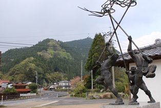 間地峠を望む