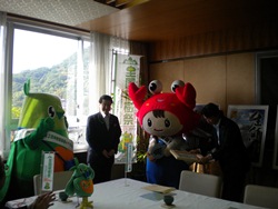 知事から鶴岡所長へ感謝状贈呈