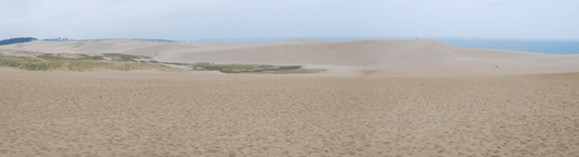 「馬の背」の風景－どんよりとした天候で、海と空の境界もはっきり見えません