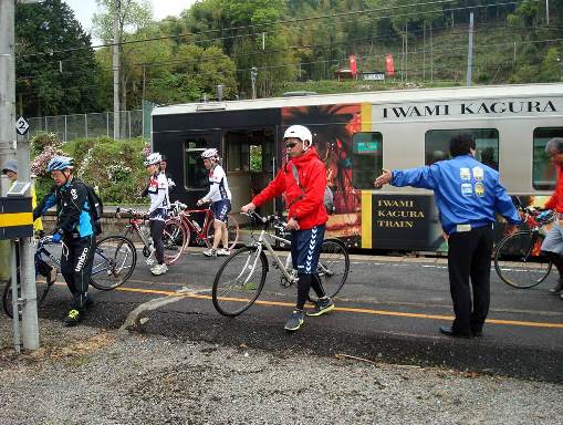 電車から降りる自転車