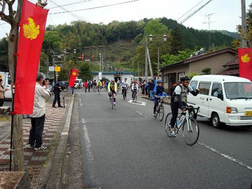 黒坂駅から出発する人々