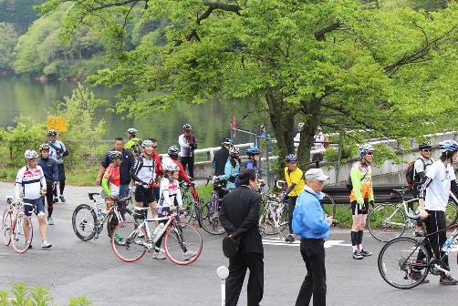 鵜の池公園で休憩する人々