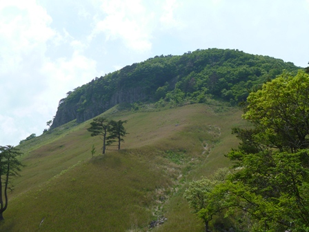 県道から望む船上山