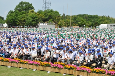 日の丸を振って両陛下をお出迎えする参加者