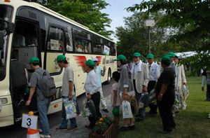 植樹を終えてバスに乗り込む参加者