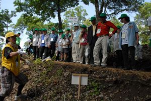 植樹について説明を受ける参加者