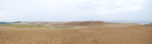 「馬の背」の風景－「馬の背」の手前に、２つの水たまりができています