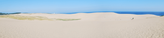 「馬の背」の風景－白砂の向こうには濃いブルーの日本海が広がっています