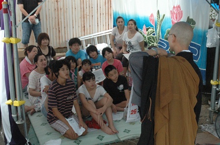 西地蔵で僧侶の説教を真剣に聞く子どもたちの写真