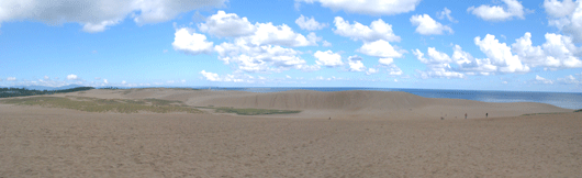 「馬の背」の風景－青空には、白い雲が浮かんでいます