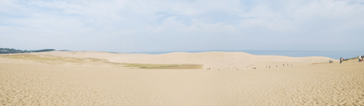 「馬の背」の風景－多くの観光客で賑わっています