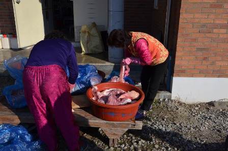 豚肉を調理する女性の写真