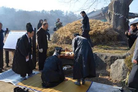 堂山木前で儒教式の祭祀を行う長老たちの写真