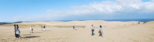 「馬の背」の風景－観光客で賑わっています