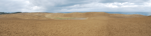 「馬の背」の風景－雨に濡れた砂が広がっています