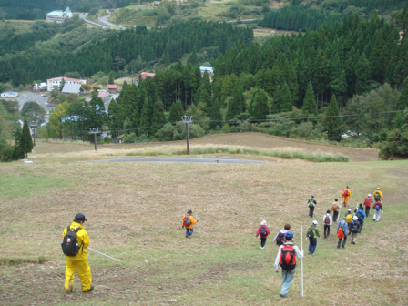 ゲレンデを下りていきます