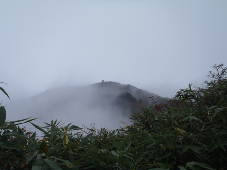 山頂の避難小屋