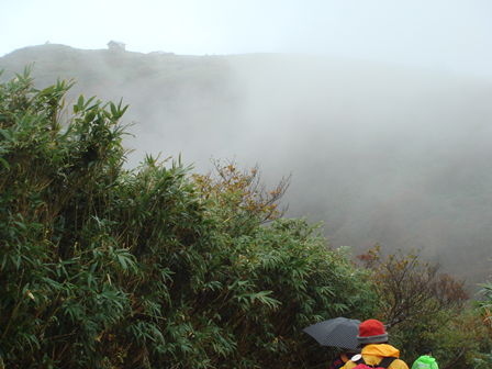 左端に見えているのが頂上の避難小屋です