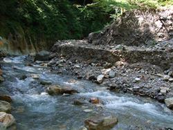 つめたい川を何度も渡りながら歩けるルートを進んでいきます