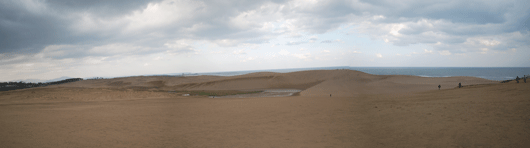 「馬の背」の風景－雨に濡れた砂が広がっています