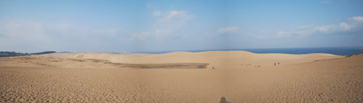 「馬の背」の風景－白砂が広がり、上空には秋の雲が浮かんでいます