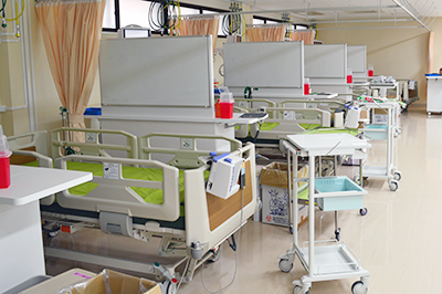 救命救急センターのベッドが並んだ写真