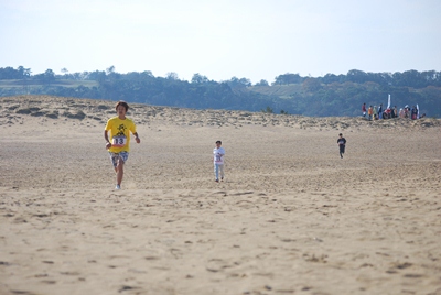 砂丘を走るランナー