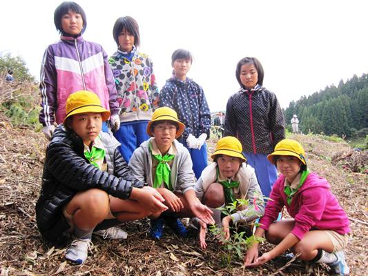 児童記念撮影_美鳥の大使（前列）と広田小学校児童（後列）